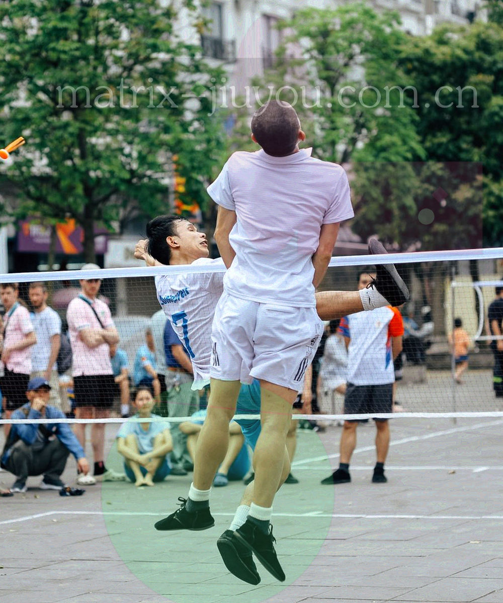抽象双栏数据面板与条形图，左右镜像对称呈现指标对比